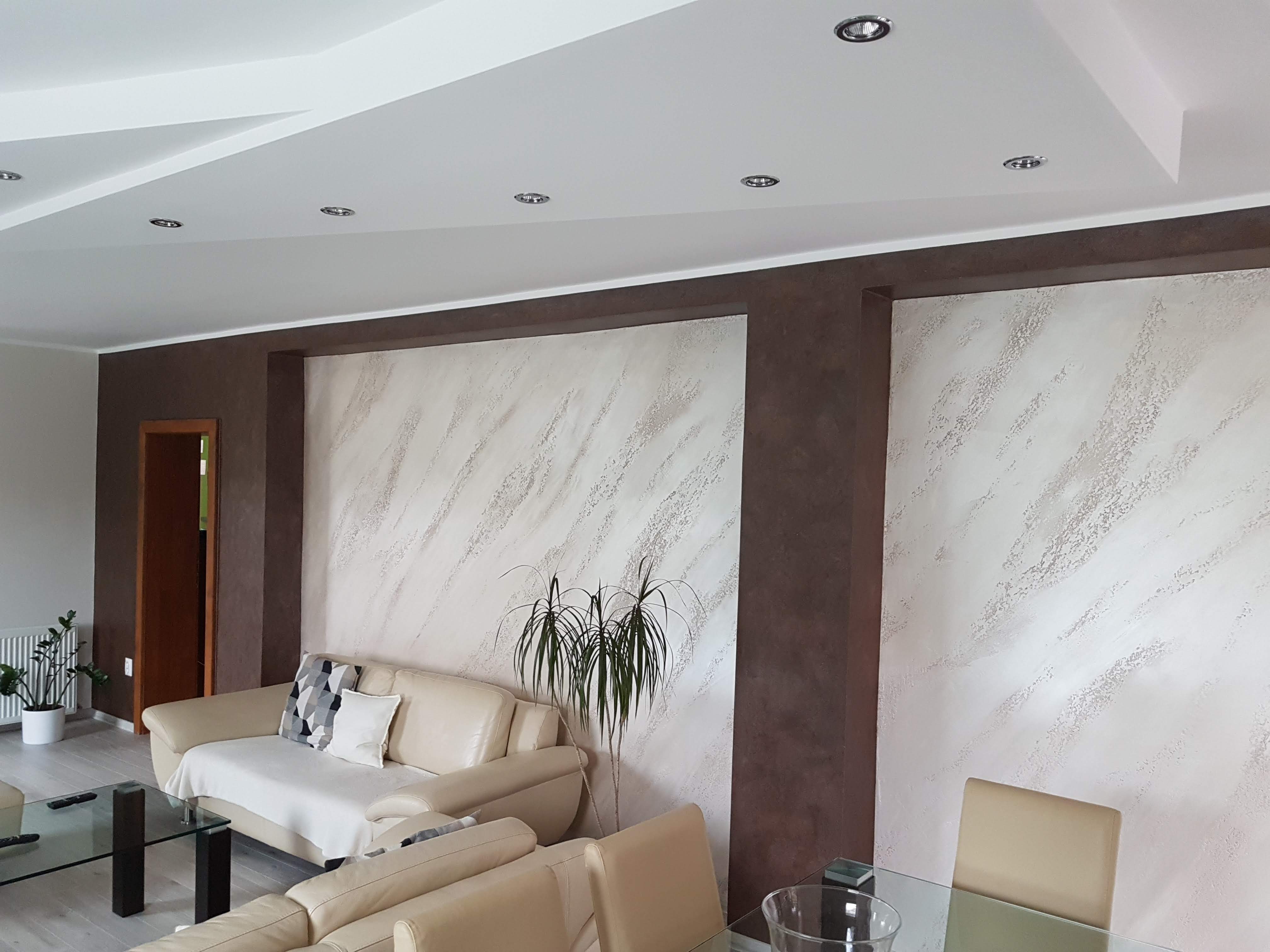 Luxusná obývačka - travertínový dekor v kombinácií s pieskovým dekorom